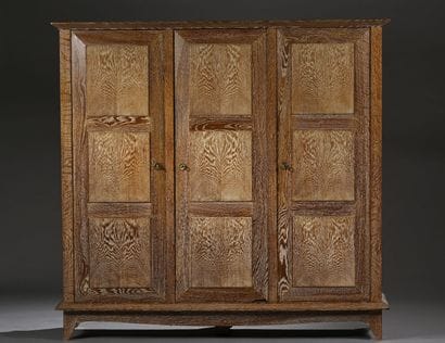 TRAVAIL FRANÇAIS
Armoire en chêne patiné...
