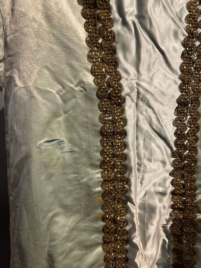 Robe russe de modèle sarafan en satin aigue...