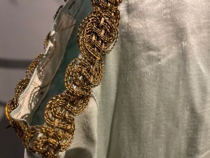 Robe russe de modèle sarafan en satin aigue...