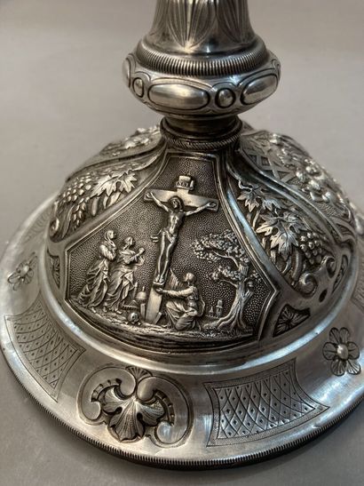 Calice en argent repoussé et ciselé, la base...