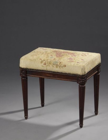 Tabouret en acajou mouluré et sculpté ; de...