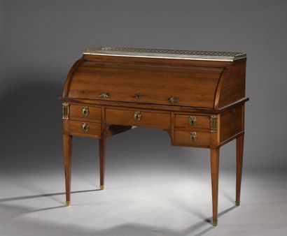 Bureau à cylindre en placage de satiné de...