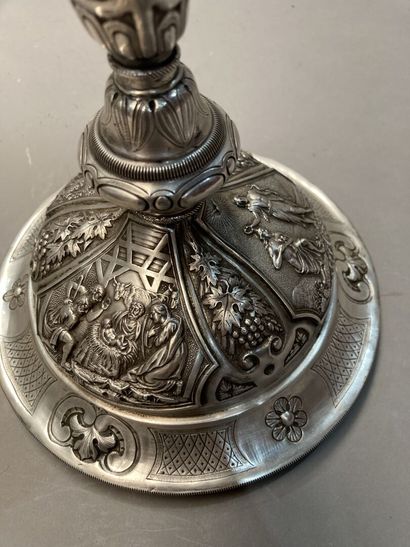 Calice en argent repoussé et ciselé, la base...