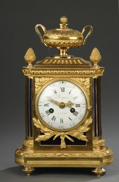 Petite pendule dite « borne » en bronze finement...