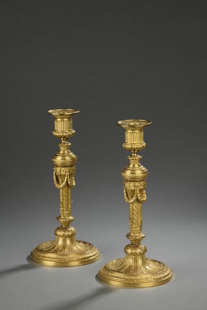 Paire de flambeaux en bronze ciselé et doré...