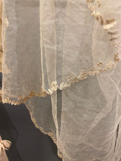 Robe russe de mariage en satin blanc crème...