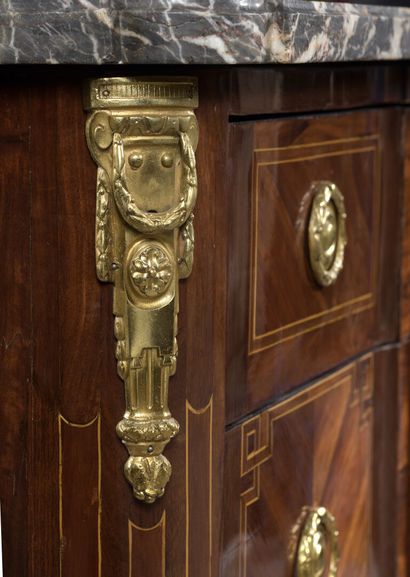 Commode marquetée en frisage de satiné dans...
