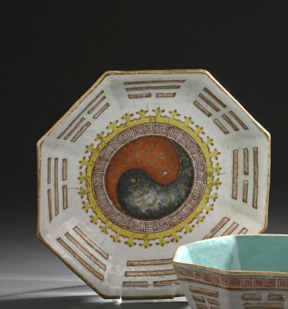 CHINE - Époque TONGZHI (1862 - 1874)
Soucoupe...