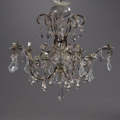 Lustre à huit lumières en fer battu-doré...