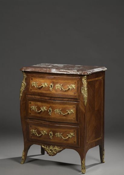 Petite commode marquetée en quartefeuilles...