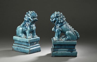 CHINE - XIXe siècle
Paire de lions en porcelaine...
