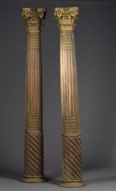 Paire de colonnes corinthiennes en bois naturel,...
