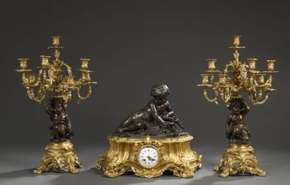 Importante garniture de cheminée comprenant...