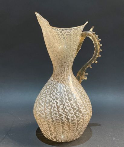 Pichet en verre à décor filé et anses dentelées.
Espagne,...