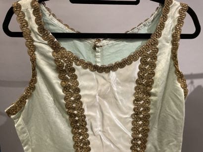 Robe russe de modèle sarafan en satin aigue...