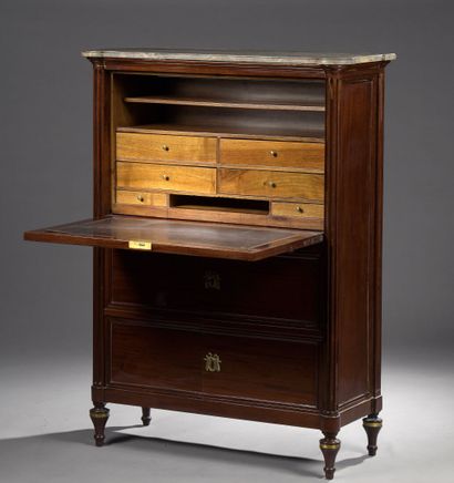 Secrétaire en acajou et placage formant chiffonnier,...