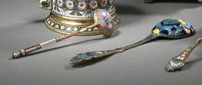 Petite cuillère en argent au dos ornée d'un...