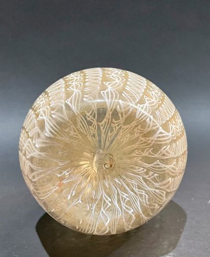 Pichet en verre à décor filé et anses dentelées.
Espagne,...