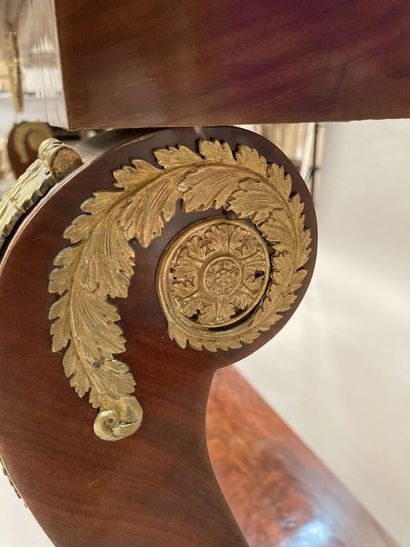 Importante console en acajou et placage d'acajou,...