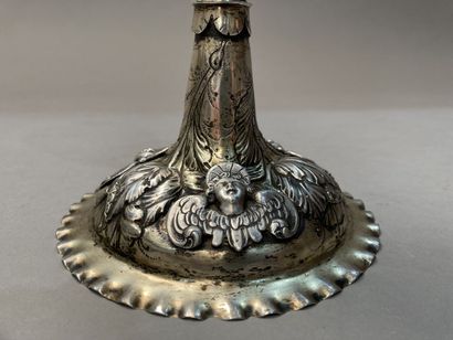 Calice en argent repoussé et ciselé à décor...