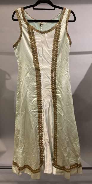 Robe russe de modèle sarafan en satin aigue...