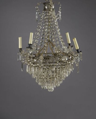 Petit lustre à six lumières en métal agrémenté...