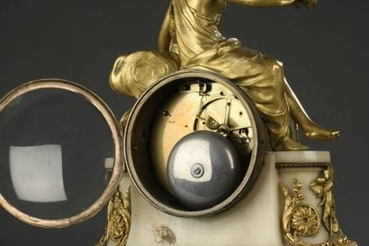 Pendule de cheminée en bronze ciselé et doré...