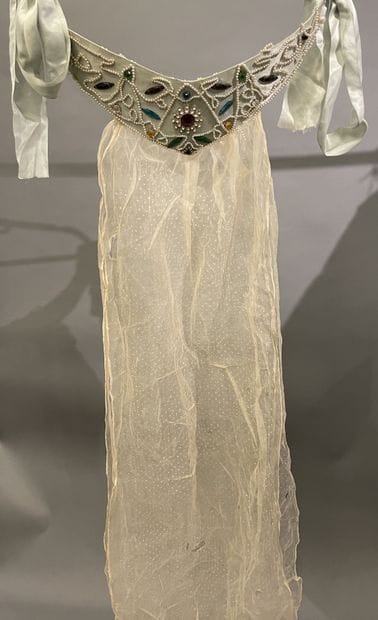 Robe russe de modèle sarafan en satin aigue...