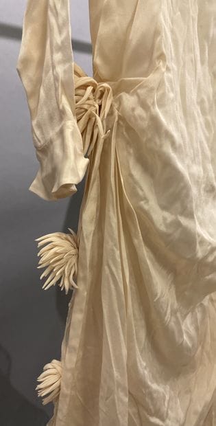 Robe russe de mariage en satin blanc crème...