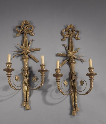 Paire de grandes appliques à deux lumières...