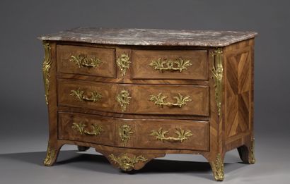 Commode marquetée en quartefeuilles de bois...