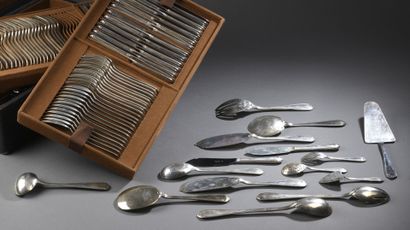 Importante partie de ménagère en argent modèle...