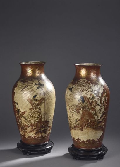 Paire de vases balustre en porcelaine de...