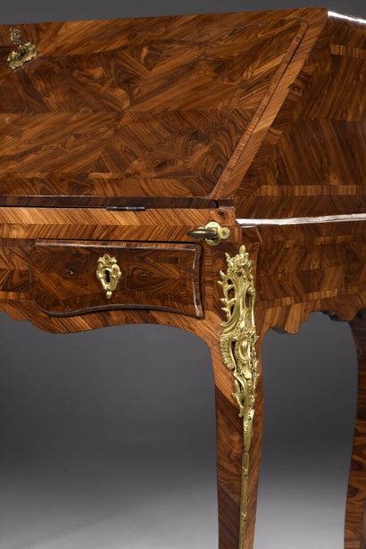 Bureau de pente marqueté à toutes faces de...