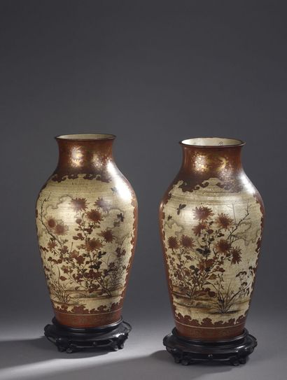 Paire de vases balustre en porcelaine de...