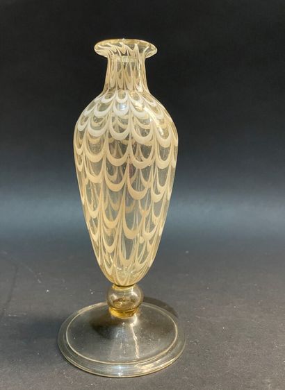 Petit vase balustre à décor de vaguelettes...