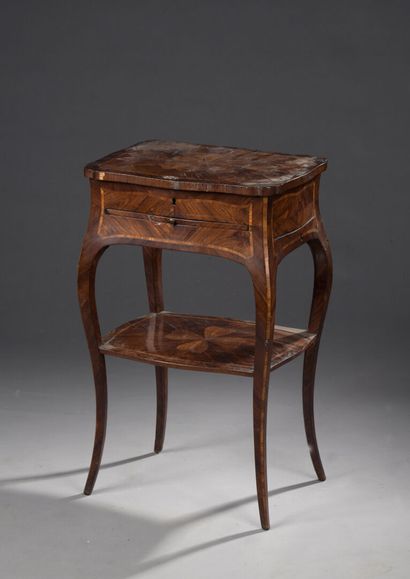 Table de salon marquetée en ailes de papillon...