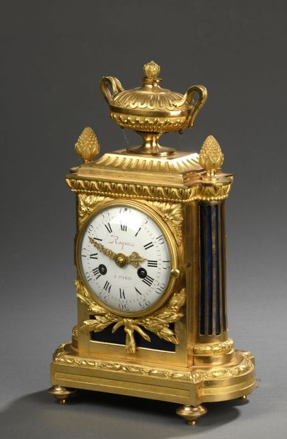 Petite pendule dite « borne » en bronze finement...