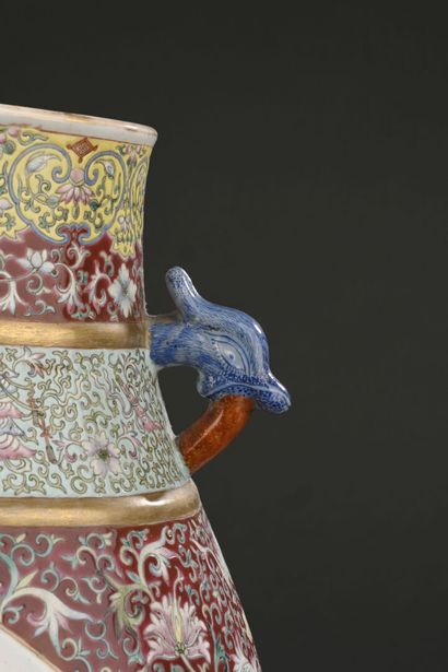 CHINE - XXe siècle
Vase à panse basse en...