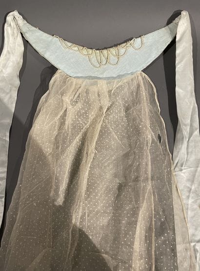 Robe russe de modèle sarafan en satin aigue...