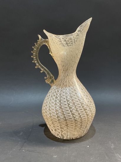 Pichet en verre à décor filé et anses dentelées.
Espagne,...