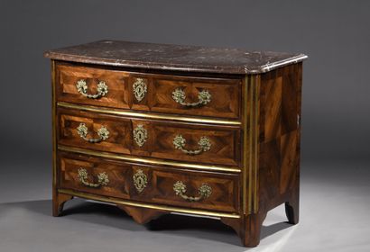 Commode marquetée en quartefeuilles et frisage...