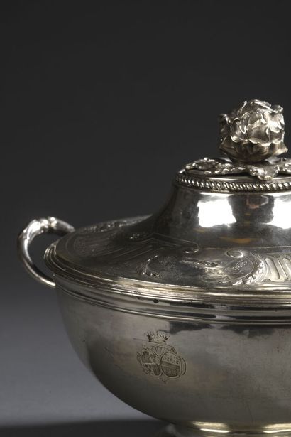 Soupière en argent sur piédouche, le couvercle...