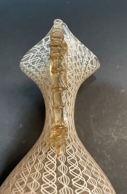 Pichet en verre à décor filé et anses dentelées.
Espagne,...