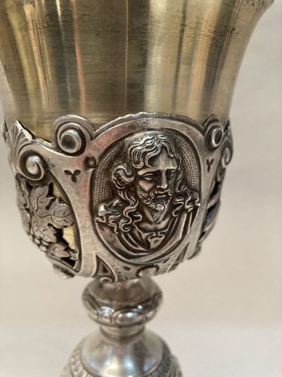 Calice en argent repoussé et ciselé, la base...