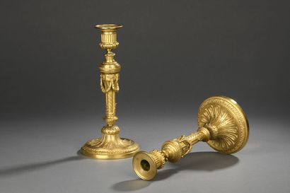 Paire de flambeaux en bronze ciselé et doré...