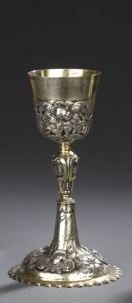 Calice en argent repoussé et ciselé à décor...