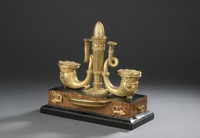 Nécessaire à écrire en bronze ciselé et doré,...