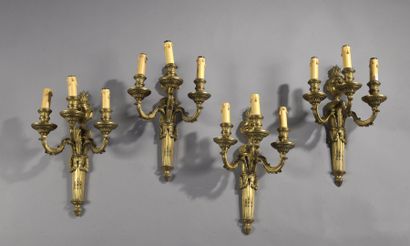 Suite de quatre appliques à trois lumières...