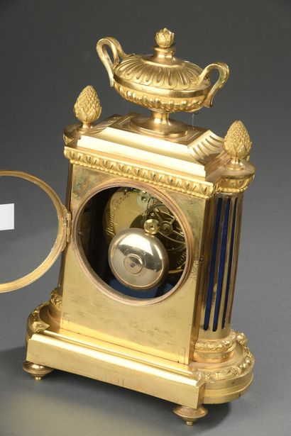 Petite pendule dite « borne » en bronze finement...